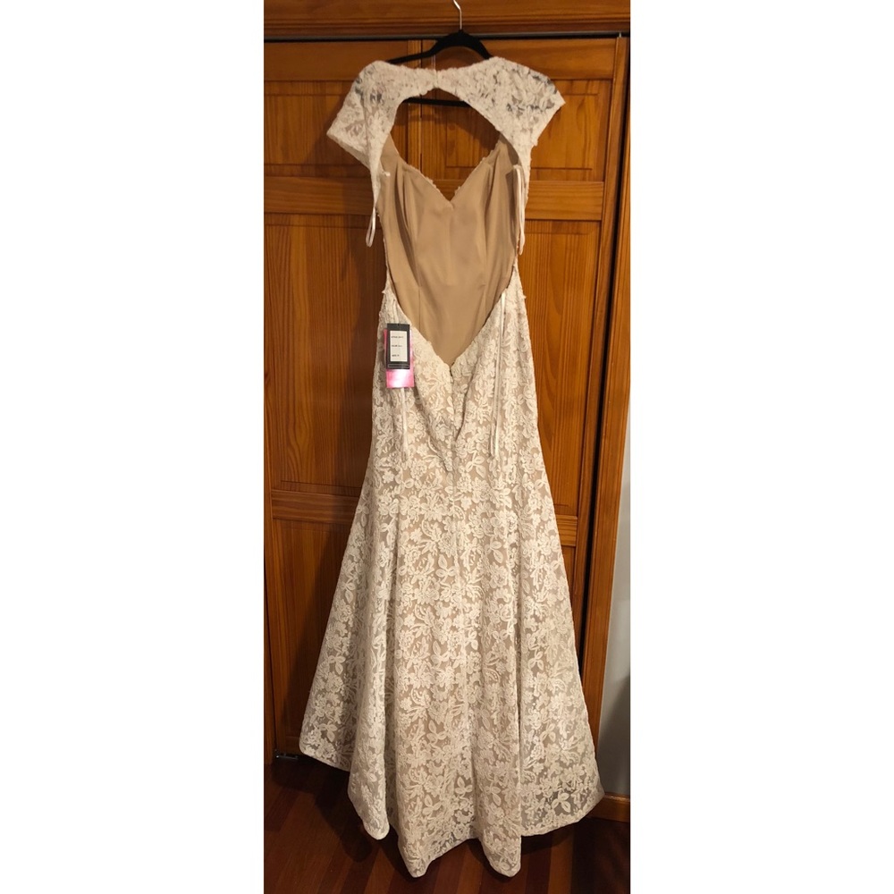 La Femme Prom/ Evening Gown - Picture 4 of 5